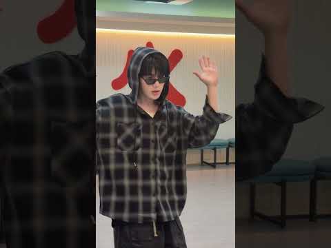 A moment captured by Zhang Hao's fan