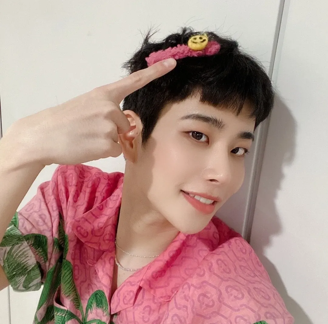 A moment captured by MJ (ASTRO)'s fan