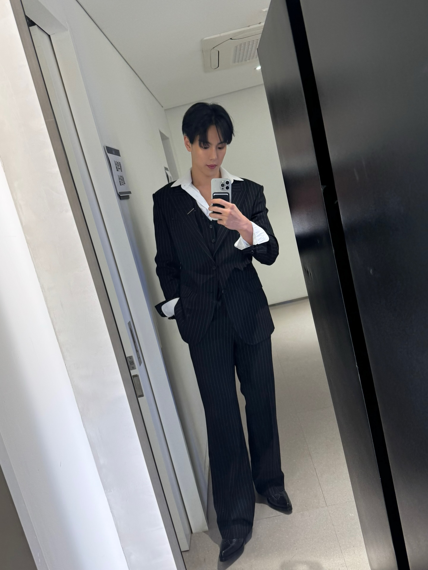 Behind-the-scenes cut of Shownu (MONSTA X)