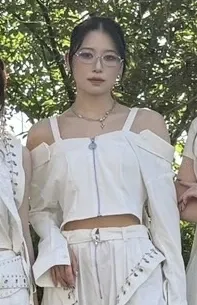 Behind-the-scenes cut of Kasahara Momona (ME:I)