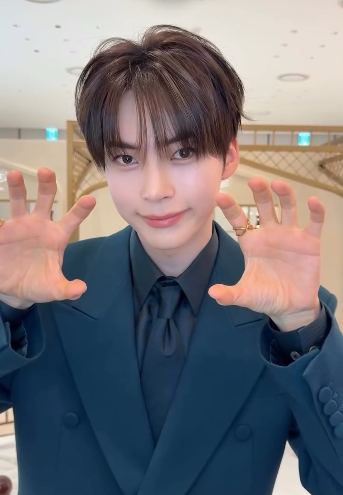 Latest photo of Sung Hanbin (ZEROBASEONE)