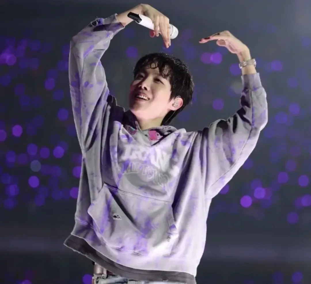 Foto aktivitas terbaru j-hope (BTS)