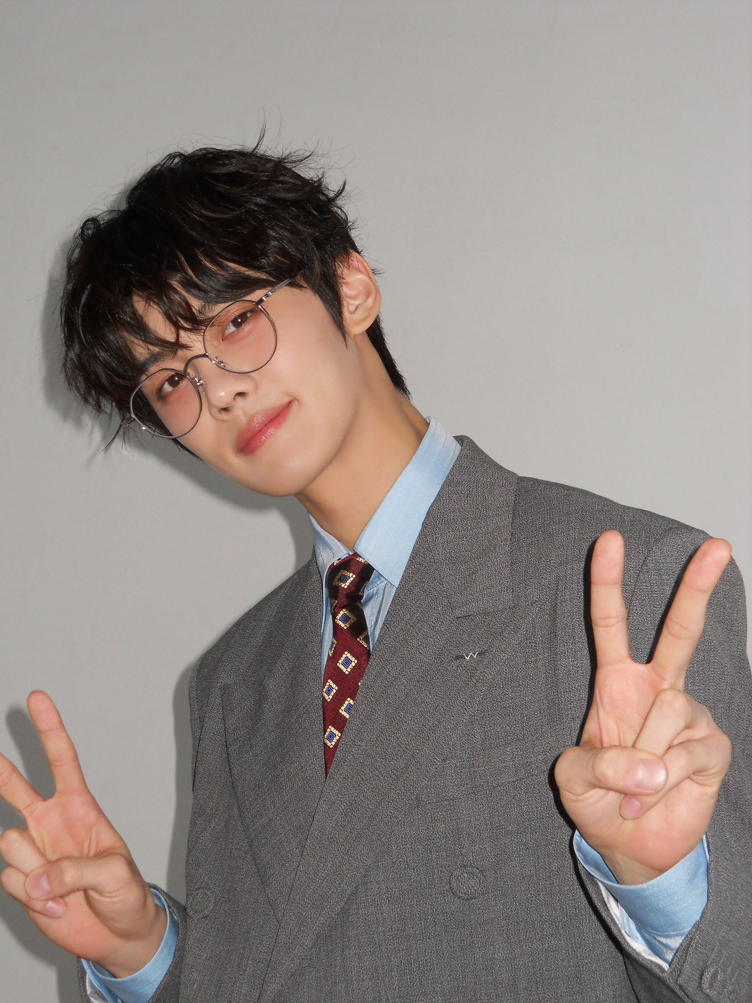 Behind-the-scenes cut of Kim Gyuvin