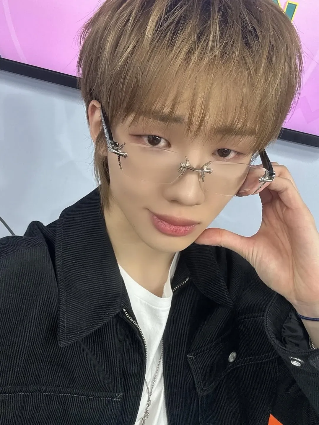 Behind-the-scenes cut of Junhyeok (TNX)