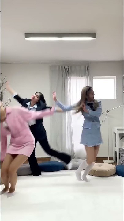 Foto aktivitas terbaru Momo (TWICE)