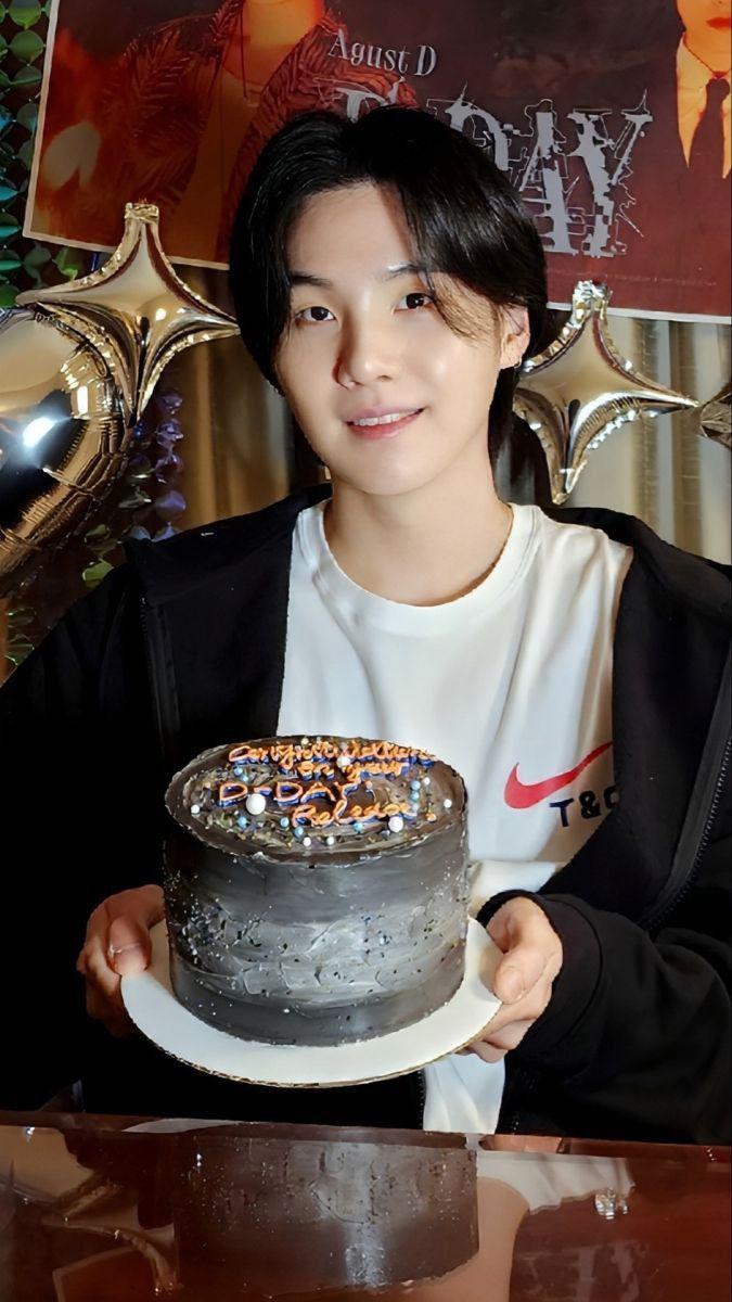 Today’s hot picks from the 슈가 (방탄소년단) community