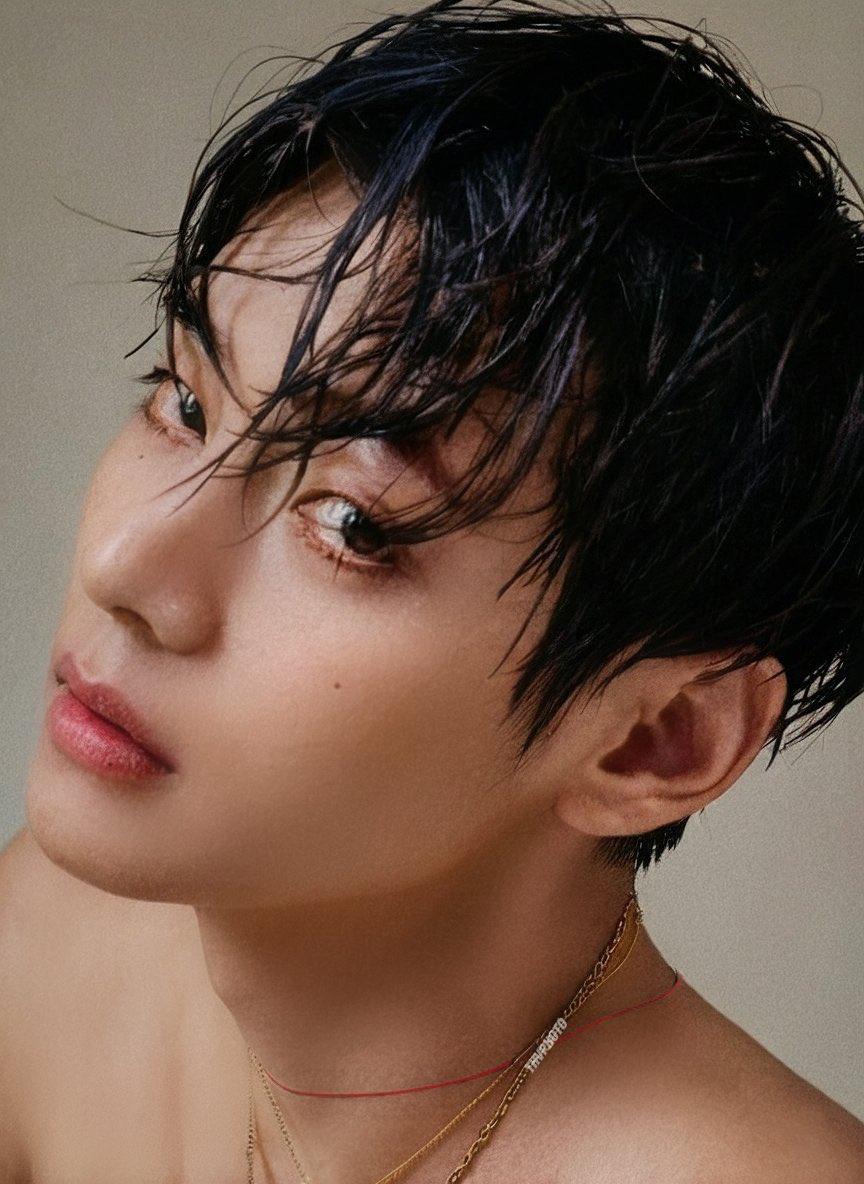 Behind-the-scenes cut of V (BTS)