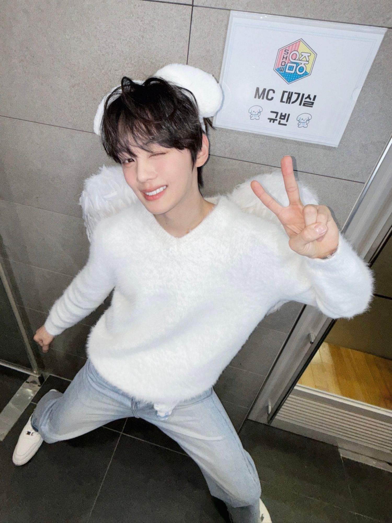 Behind-the-scenes cut of Kim Gyuvin