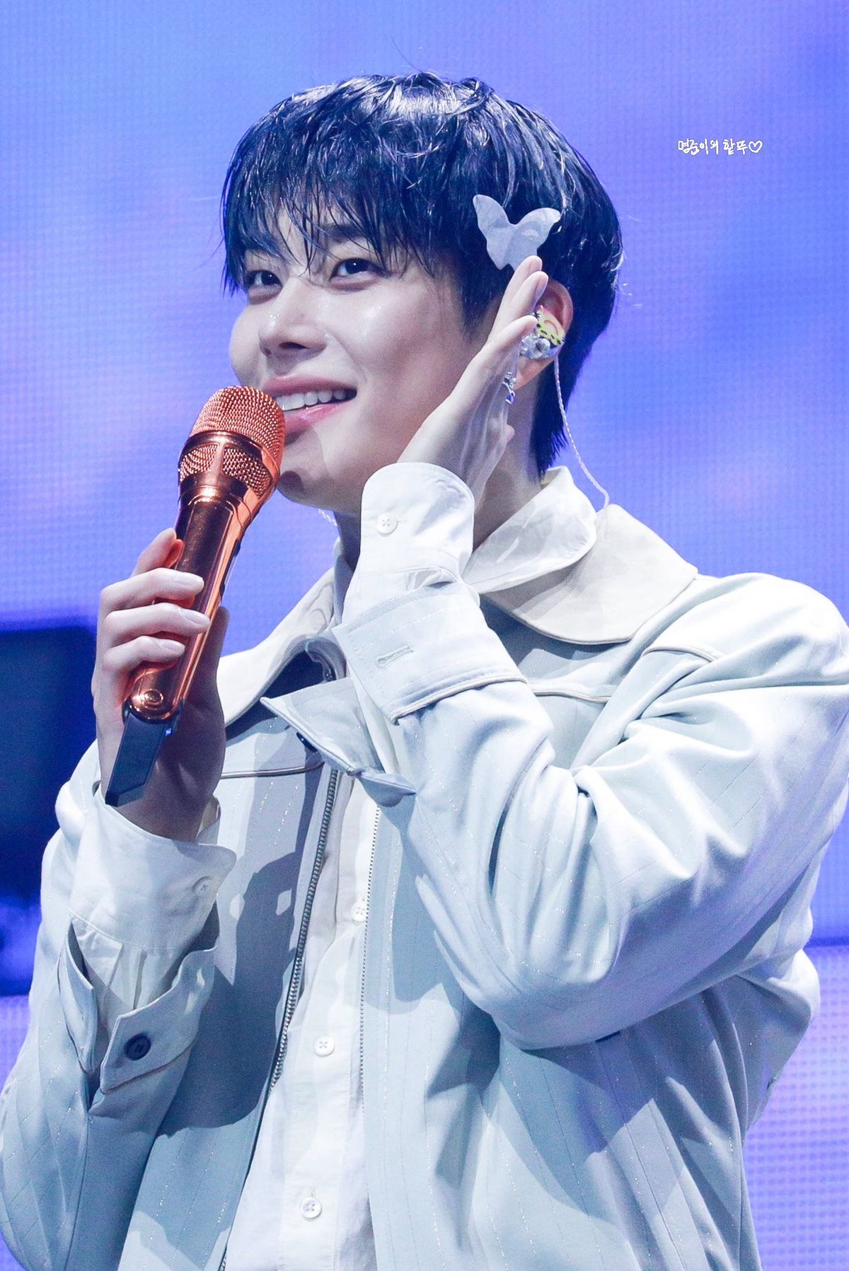 A moment captured by MJ (ASTRO)'s fan