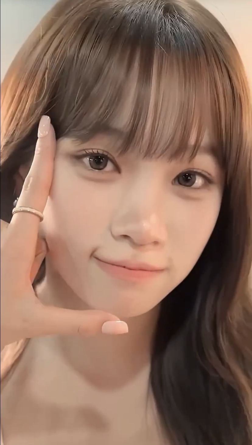 Latest photo of Kim Chaewon (LE SSERAFIM)