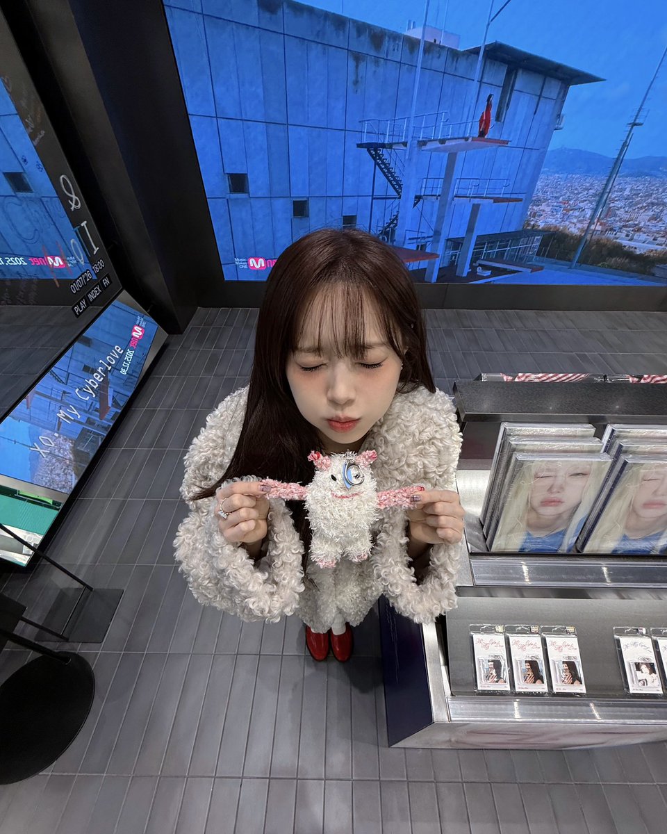 Behind-the-scenes cut of Chuu