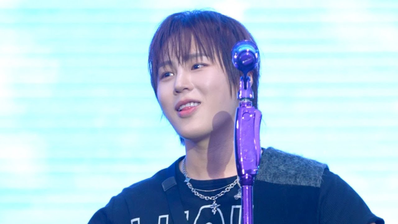 A moment captured by Ha Sungwoon's fan