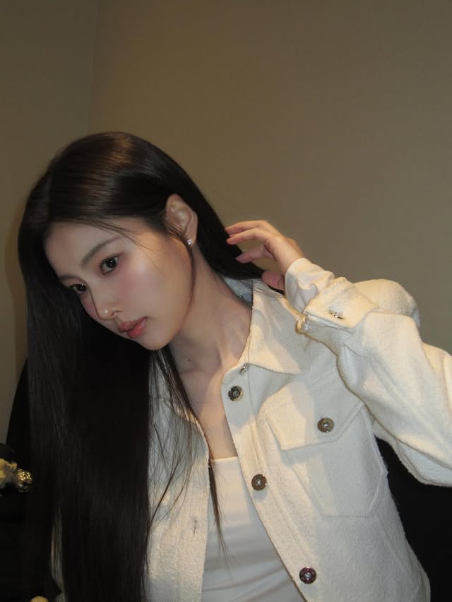 Recent activity shot of Kang Hyewon