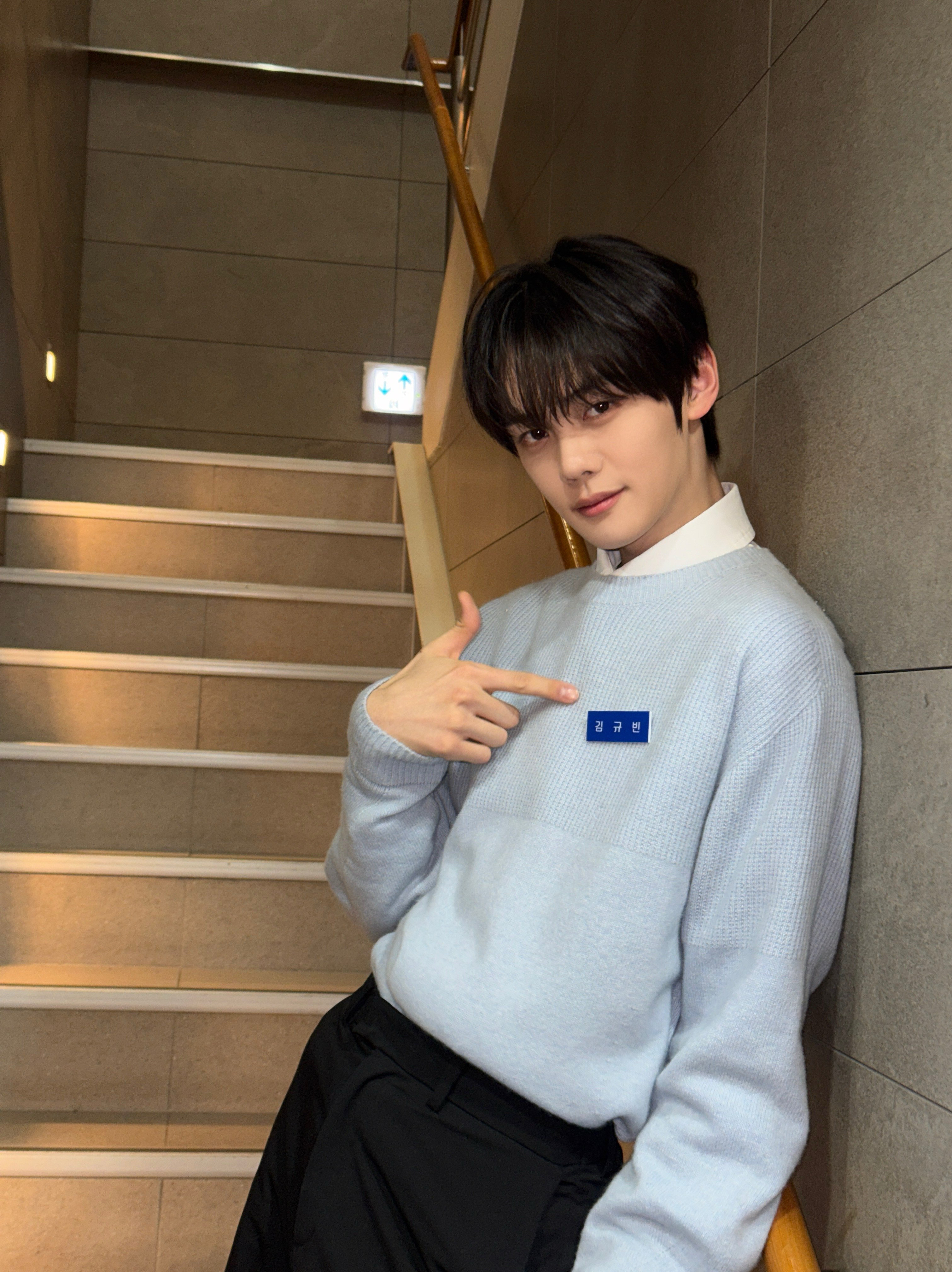 Behind-the-scenes cut of Kim Gyuvin