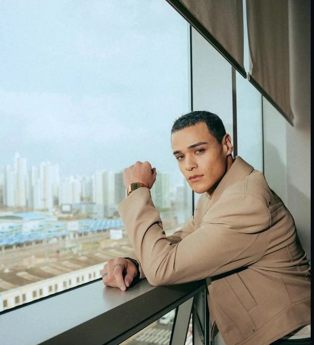 Behind-the-scenes cut of Drew (SANTOS BRAVOS)