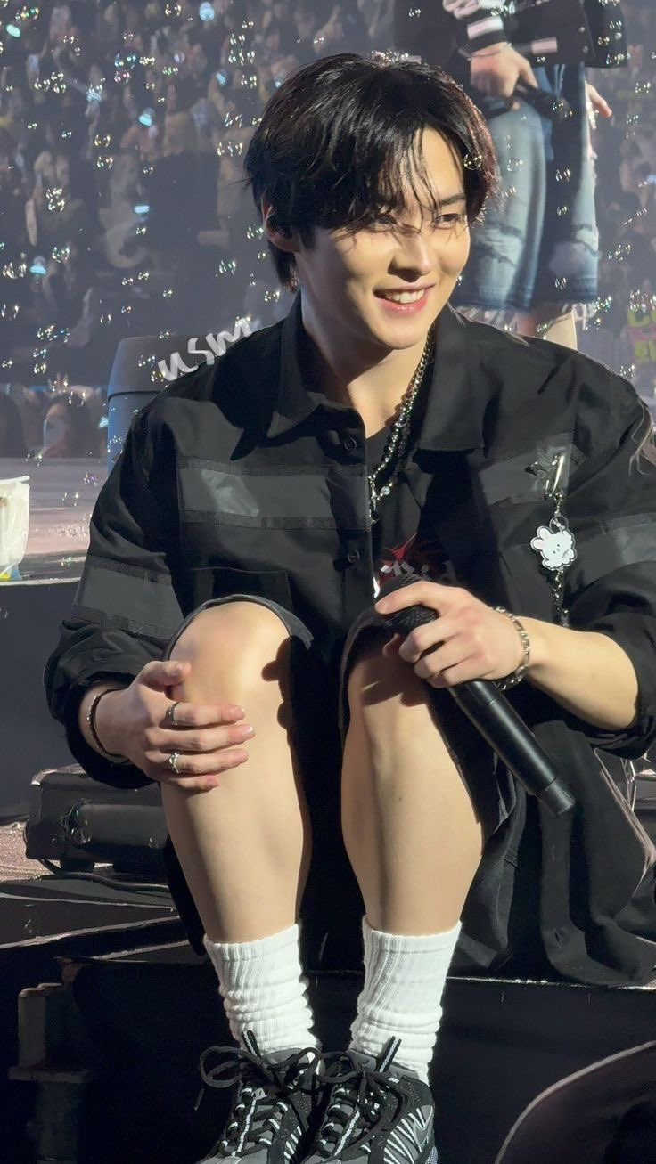 Today's most popular wallpaper in the Lee Know (Stray Kids) community