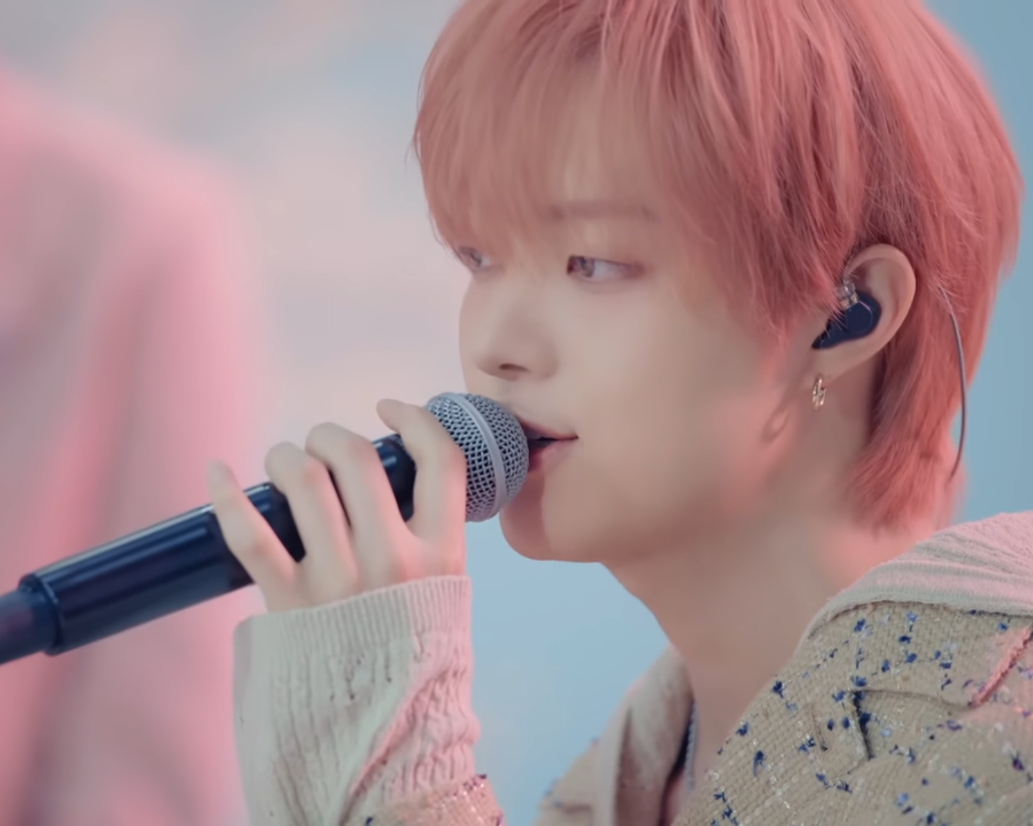 Behind-the-scenes cut of EJ (&TEAM)