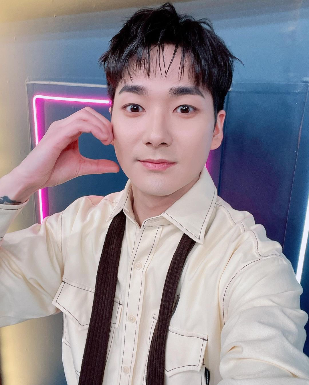 Behind-the-scenes cut of Aron