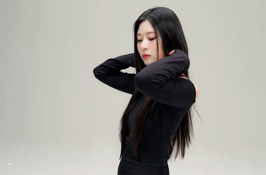 Behind-the-scenes cut of Kim Minju