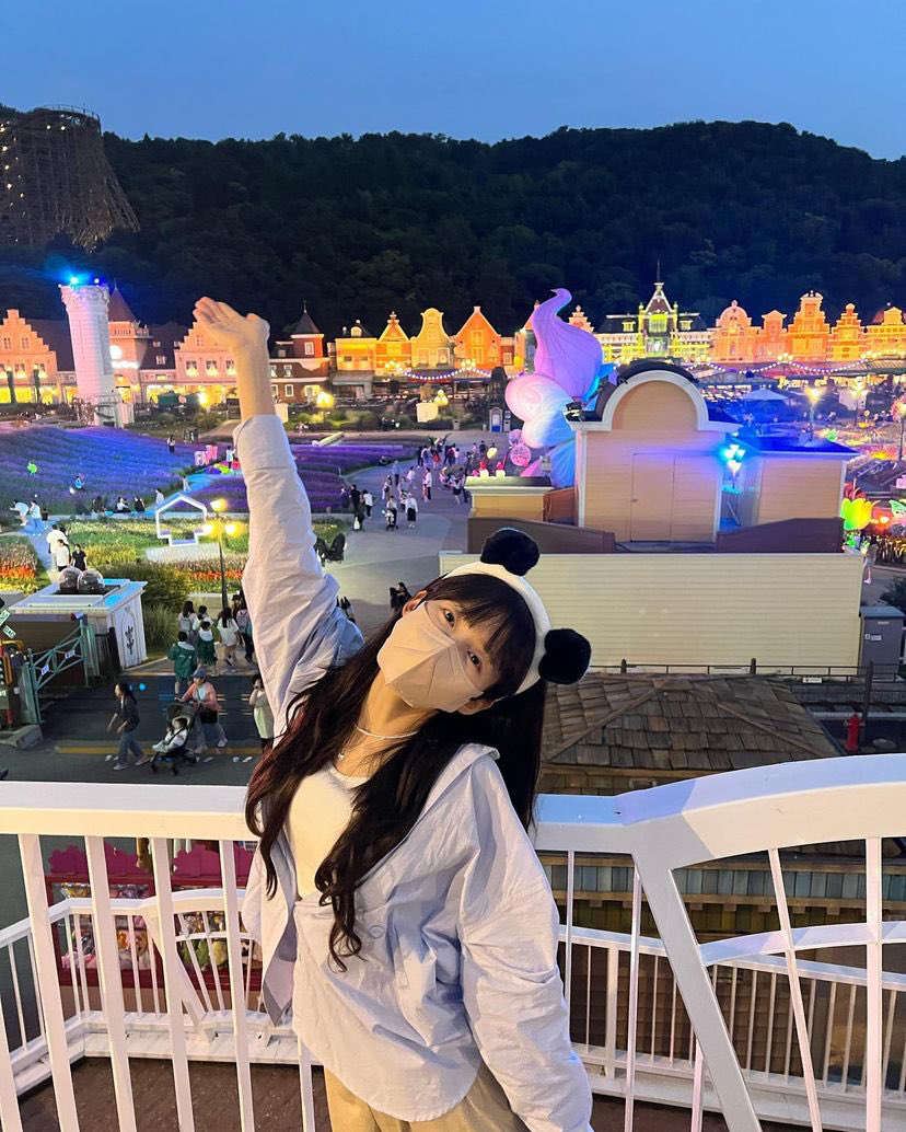 A moment captured by OH MY GIRL's fan