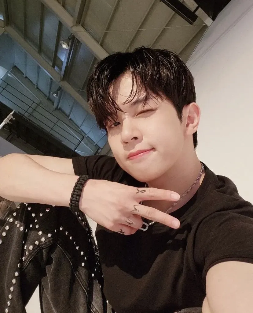 A moment captured by Yoo Hweseung (N.Flying)'s fan