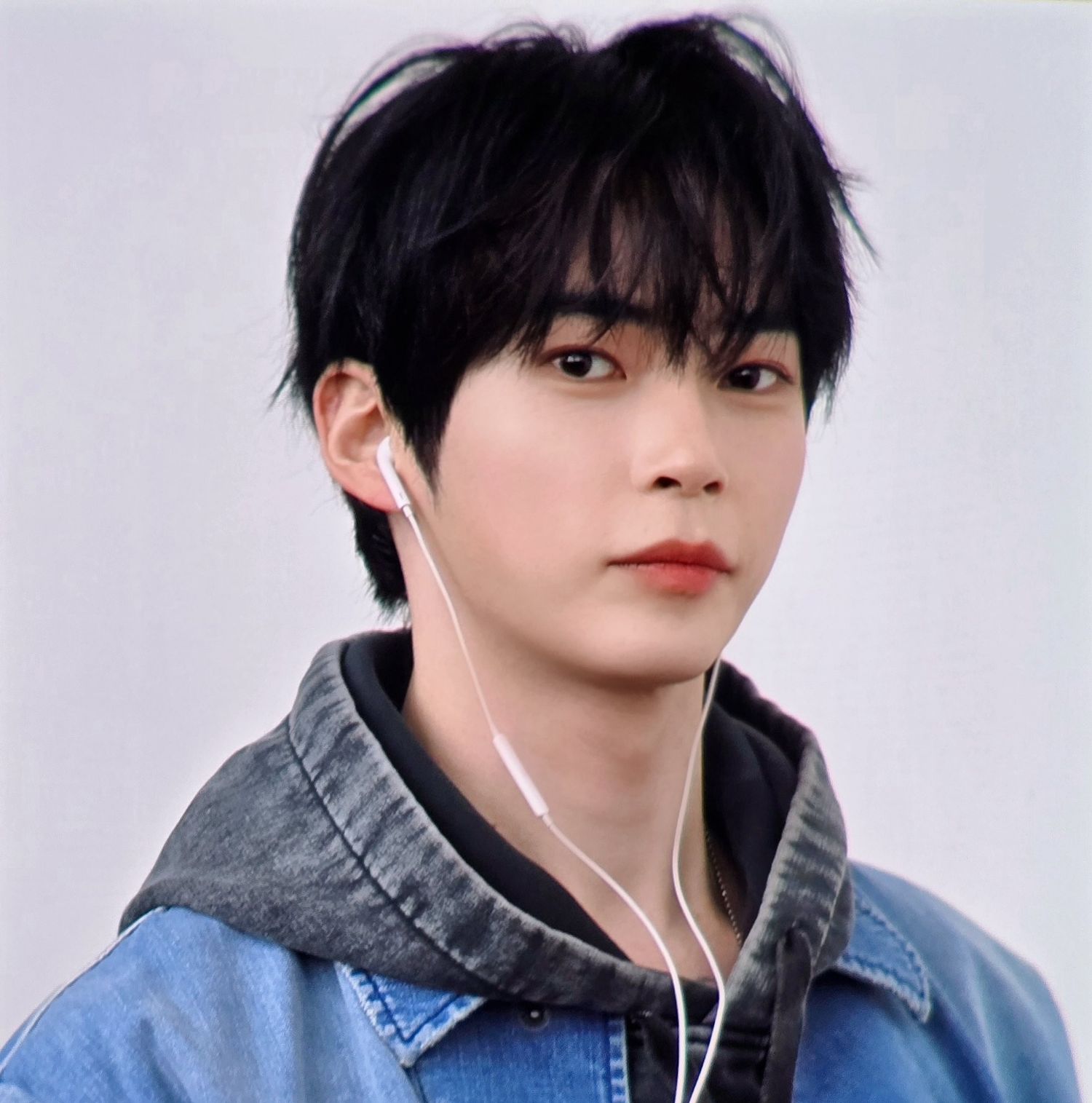 Recent activity shot of Sung Hanbin (ZEROBASEONE)