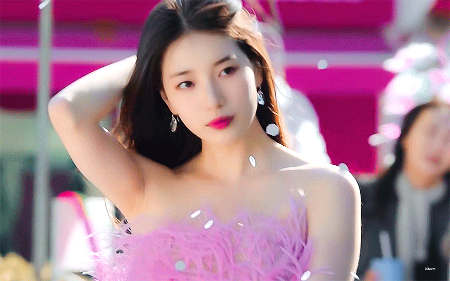 A moment captured by Suzy's fan