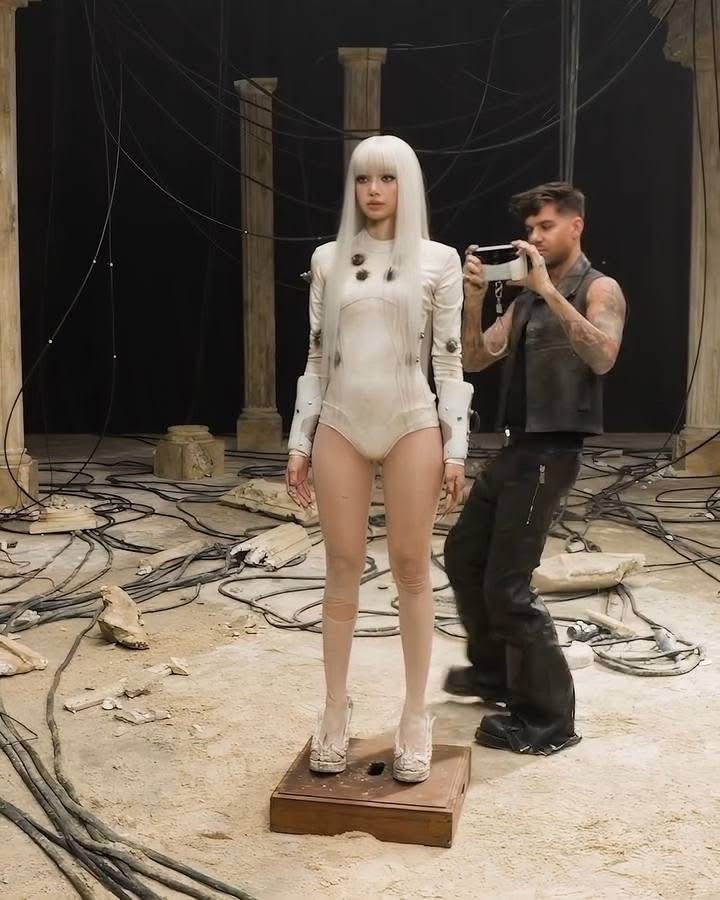 Momen yang diabadikan oleh penggemar Lisa (BLACKPINK)