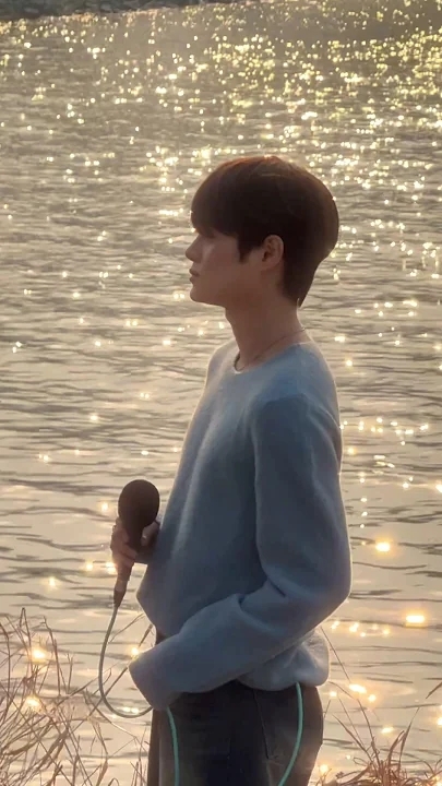 A moment captured by Lee Daehwi (AB6IX)'s fan