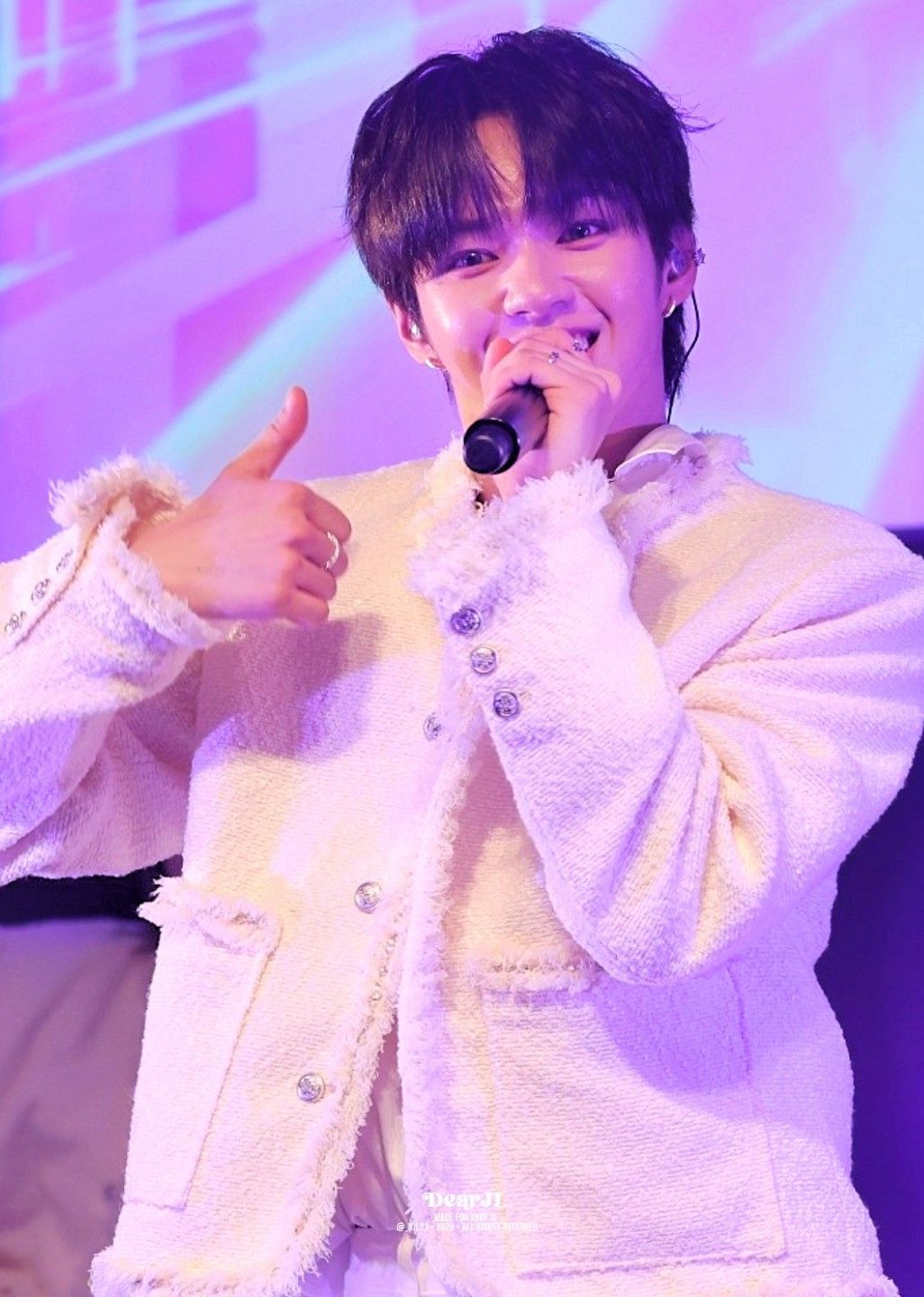 A moment captured by JL (AHOF)'s fan