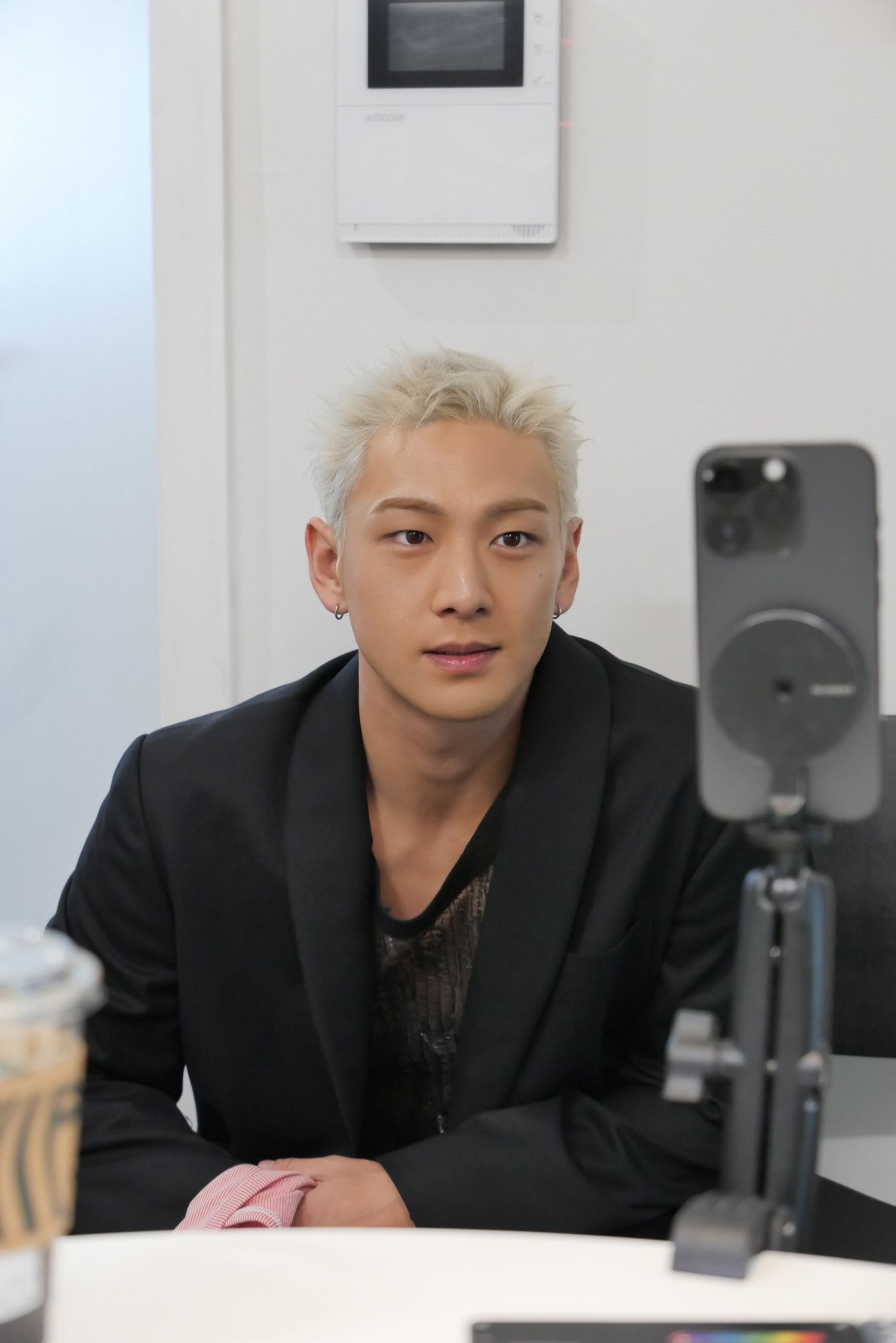 Behind-the-scenes cut of Baekho