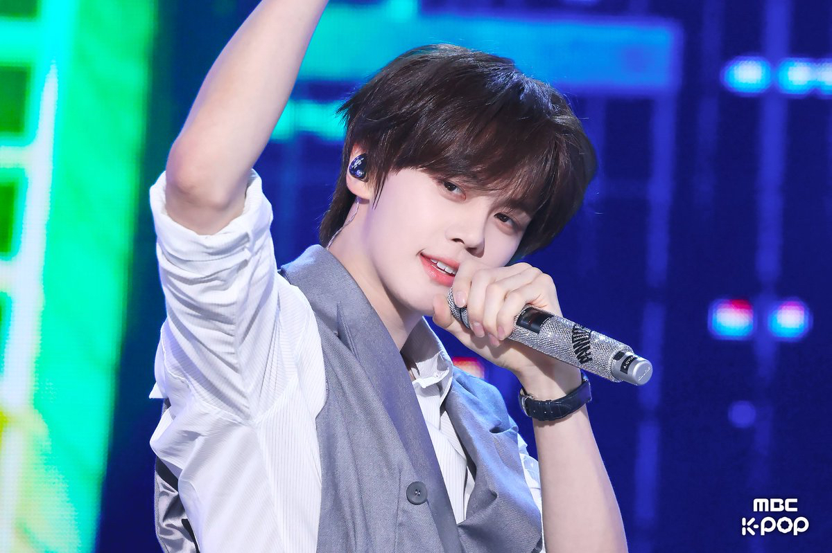 A moment captured by Kim Gyuvin (AND2BLE)'s fan