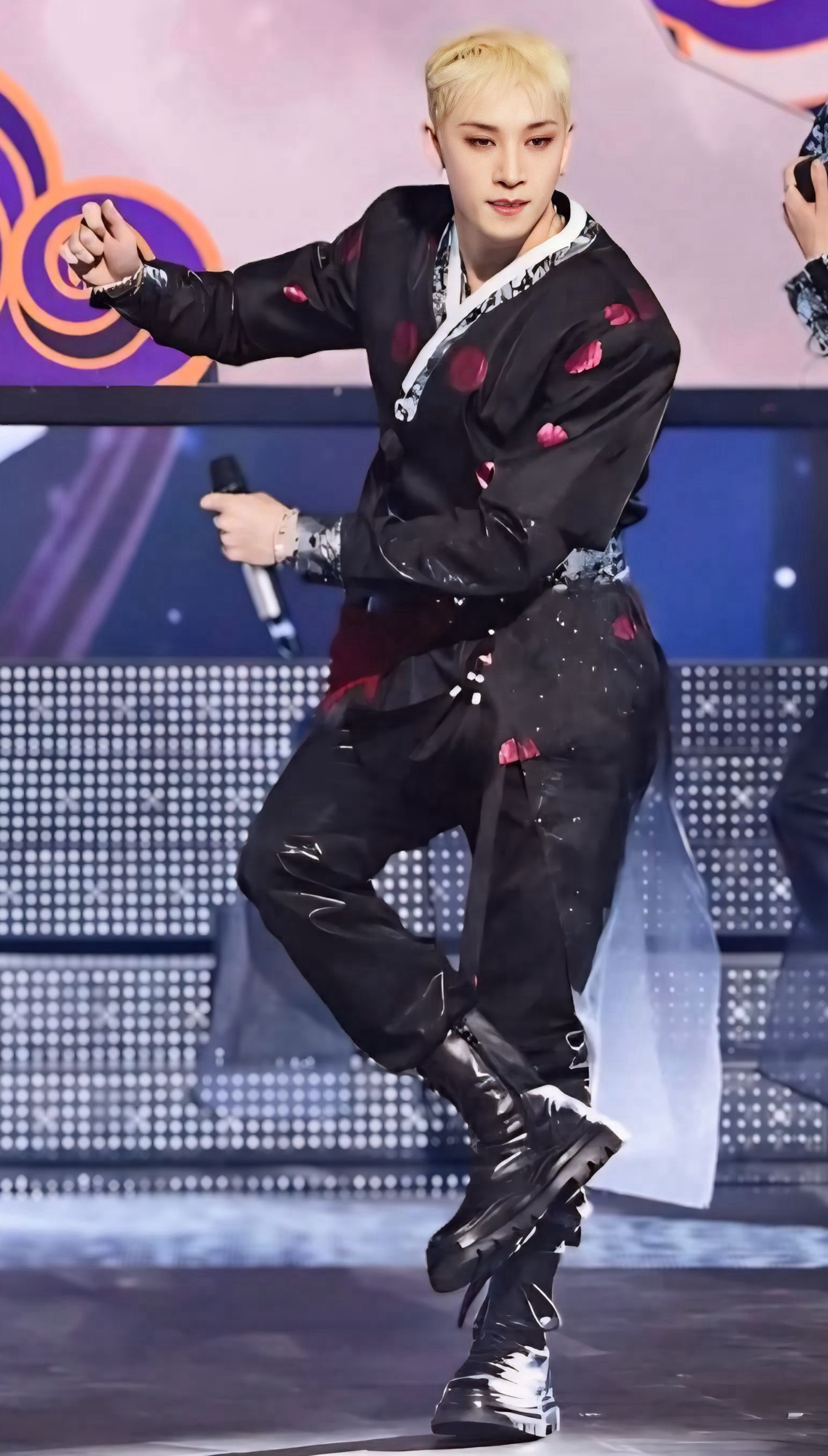 방찬 (Stray Kids) 커뮤니티에서 인기있는 오늘의 배경화면