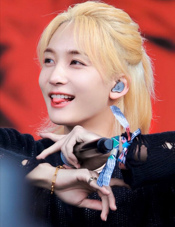 A moment captured by Jeonghan (SEVENTEEN)'s fan