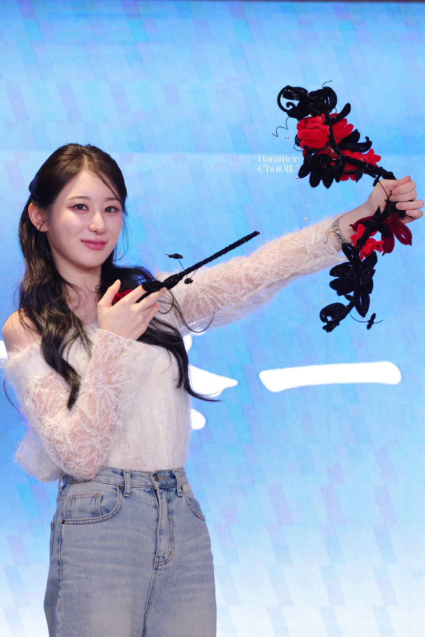 A moment captured by Lee Chaeyeon's fan