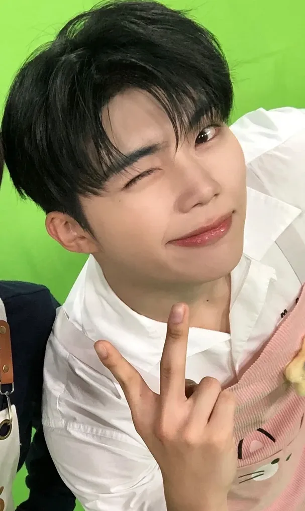 Behind-the-scenes cut of Park Gunwook (ZEROBASEONE)