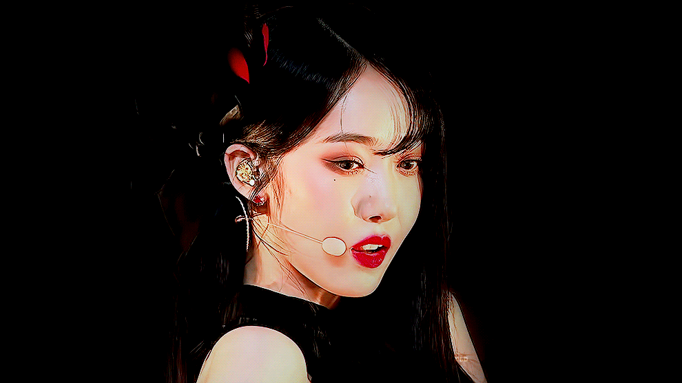 A moment captured by SinB (GFRIEND, VIVIZ)'s fan