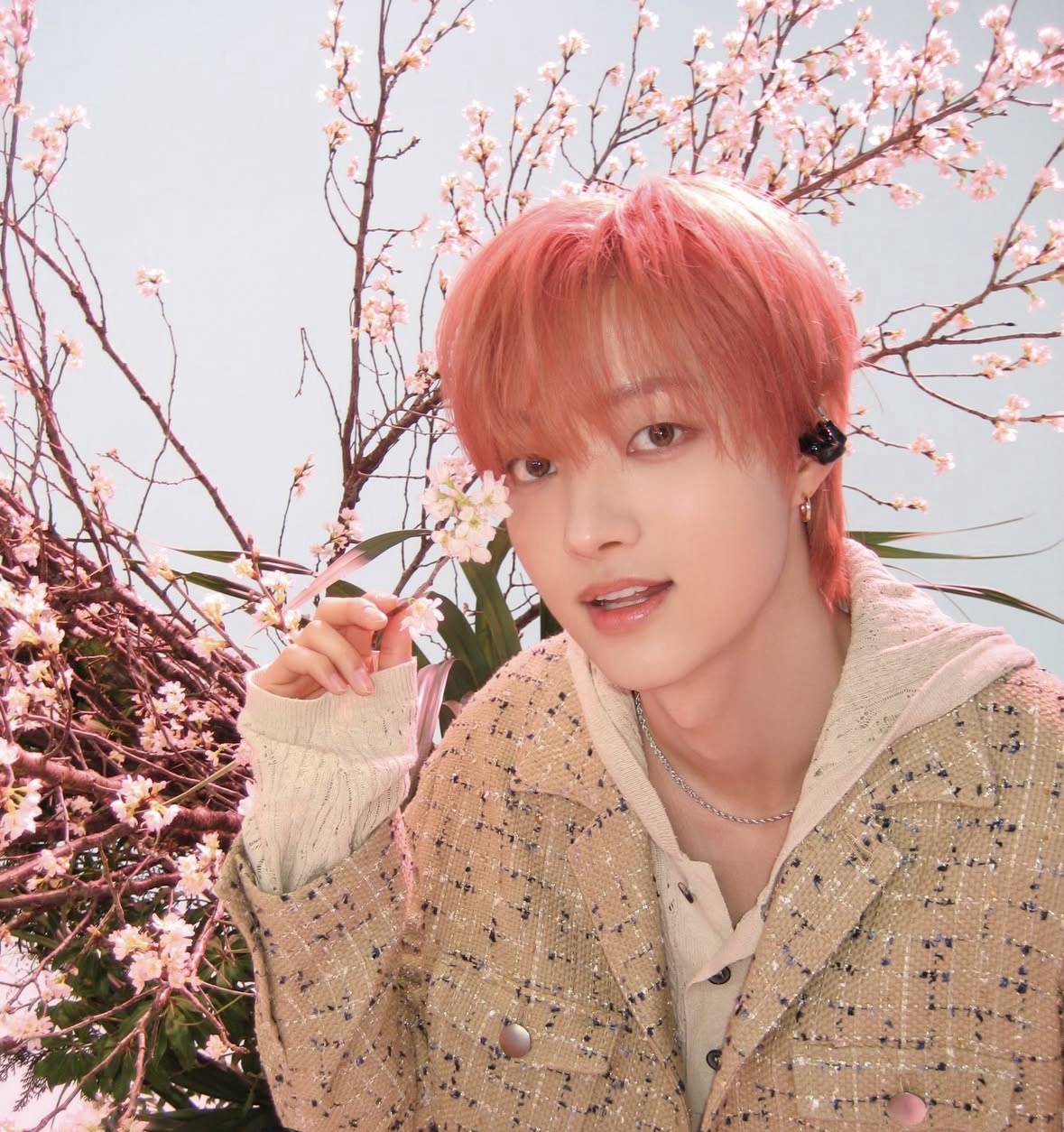 Behind-the-scenes cut of EJ (&TEAM)