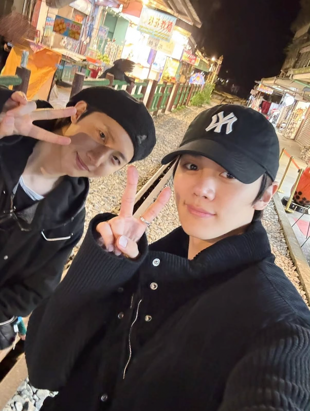 A moment captured by Hui (PENTAGON)'s fan