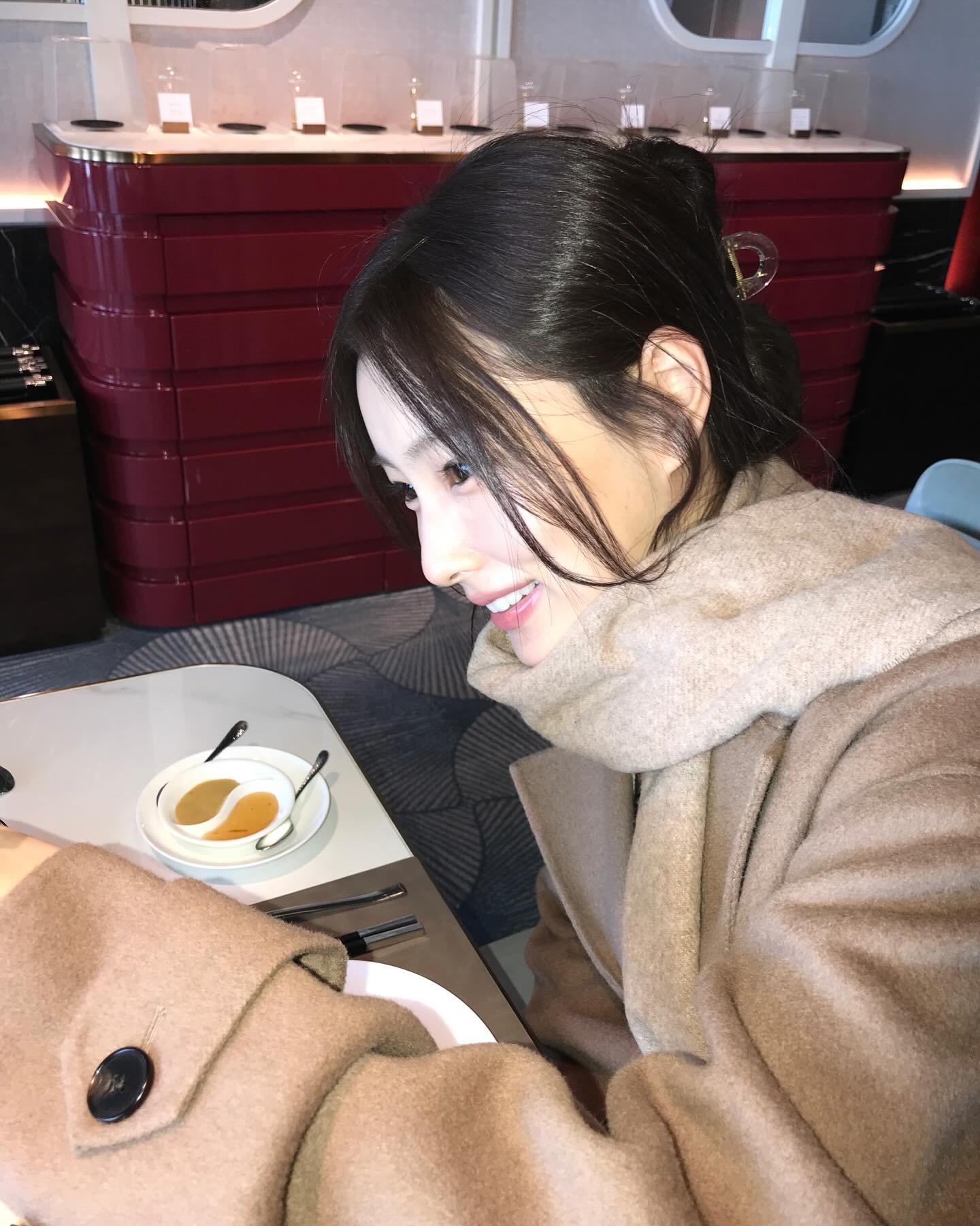 A moment captured by Kang Hyewon's fan