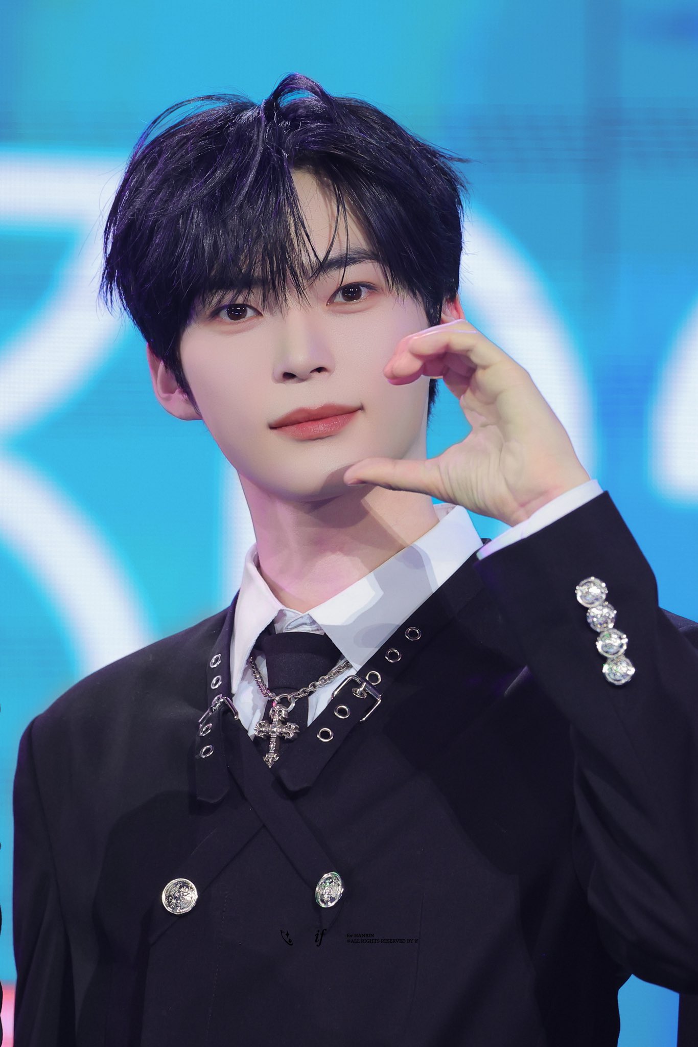 Recent activity shot of Sung Hanbin (ZEROBASEONE)