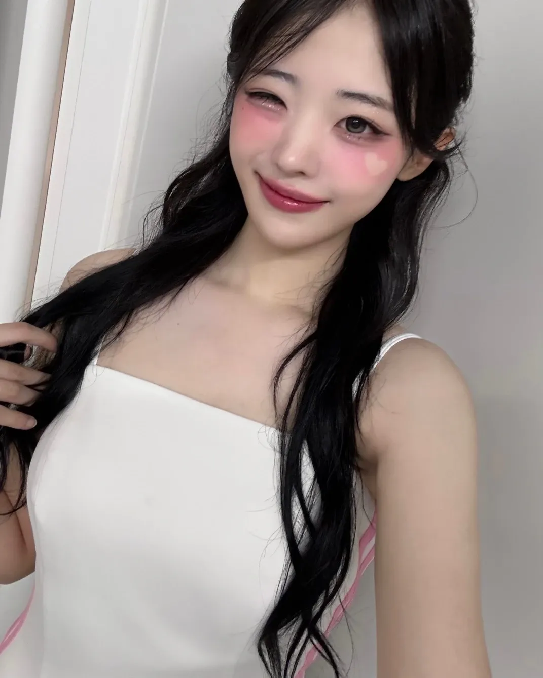 Behind-the-scenes cut of QWER