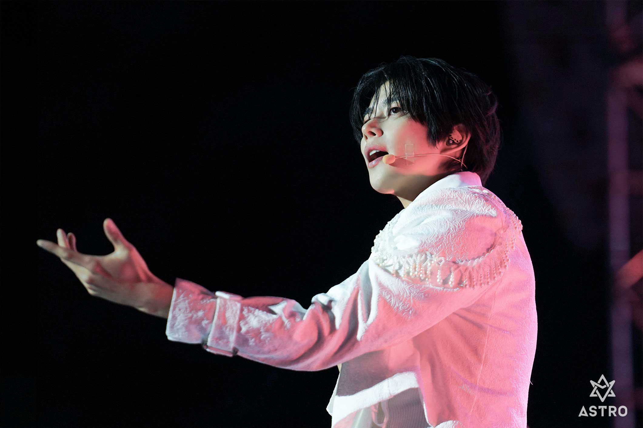 A moment captured by MJ (ASTRO)'s fan