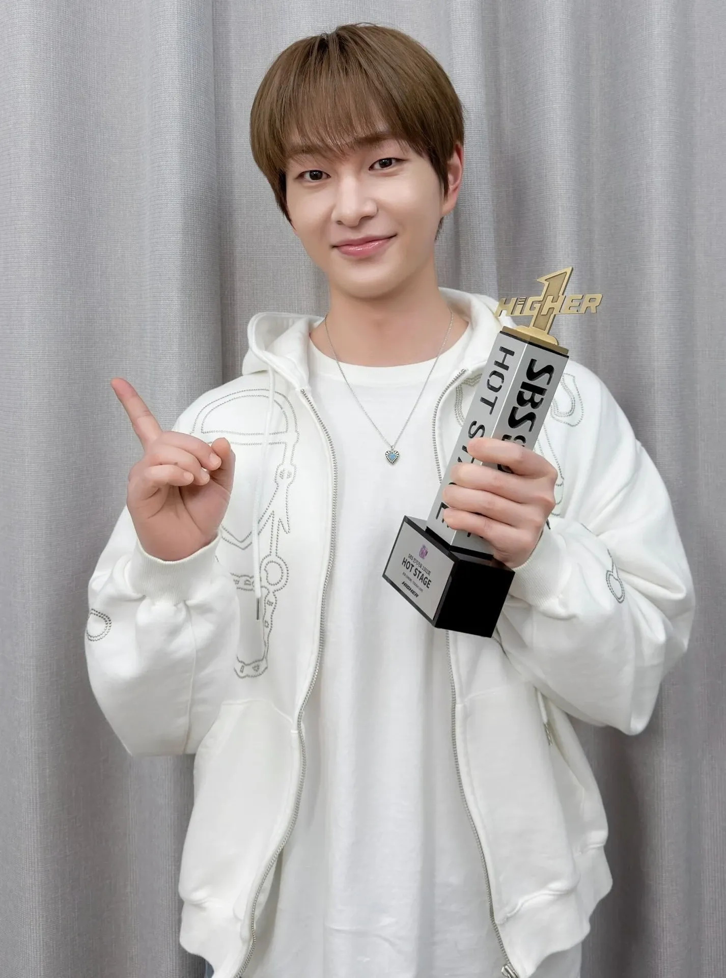 A moment captured by Onew (SHINee)'s fan