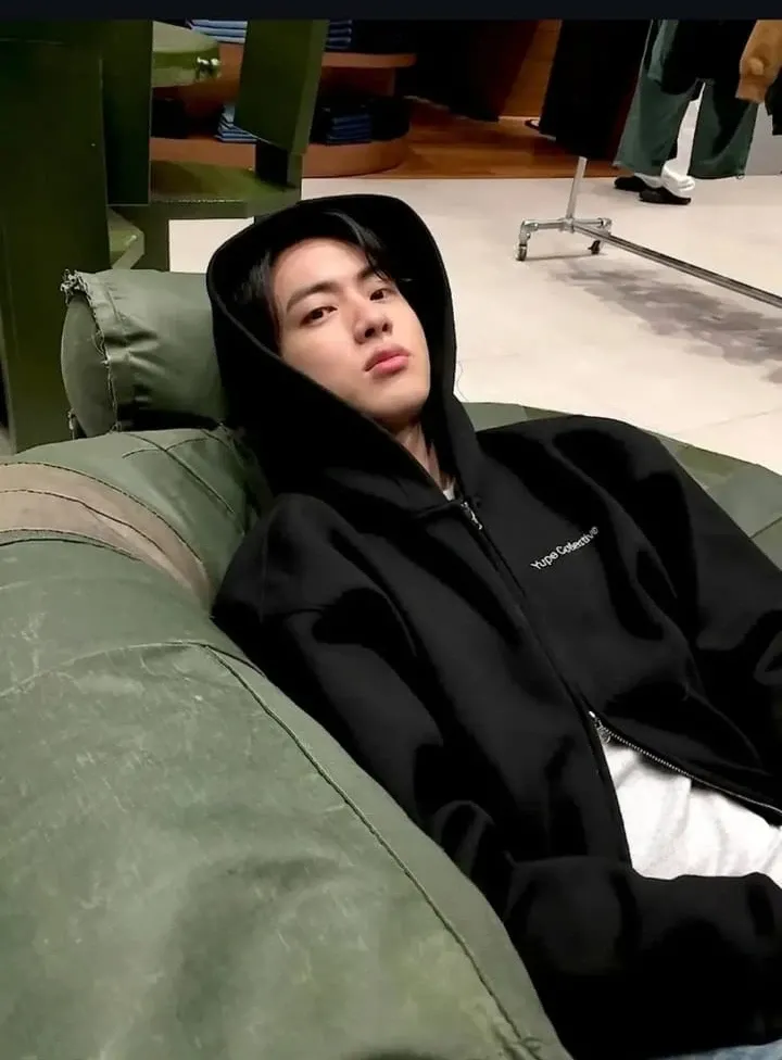 Momen yang diabadikan oleh penggemar Jin (BTS)