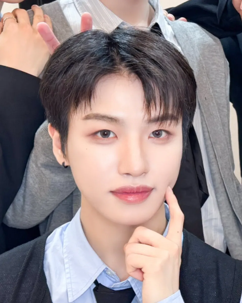Behind-the-scenes cut of Huiwon (n.SSign)