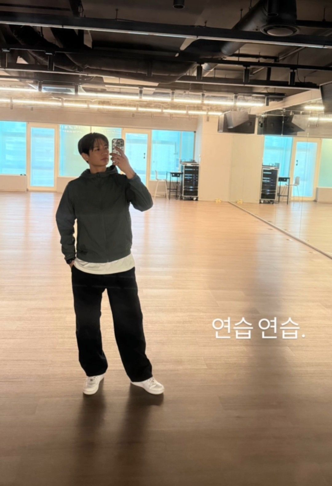 A moment captured by Minho (SHINee)'s fan