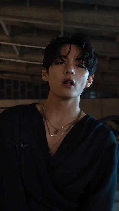 Behind-the-scenes cut of V (BTS)