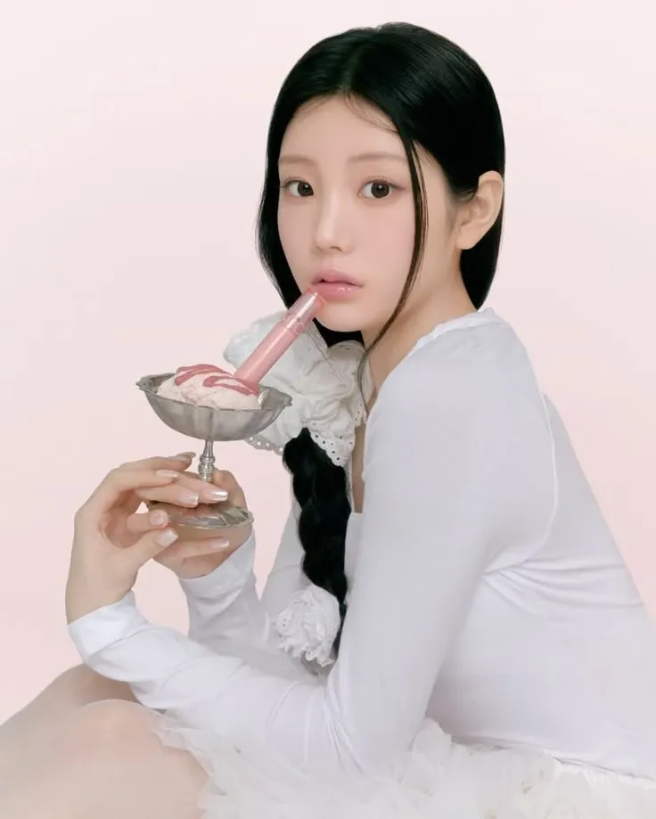 Recent activity shot of Wonhee (ILLIT)