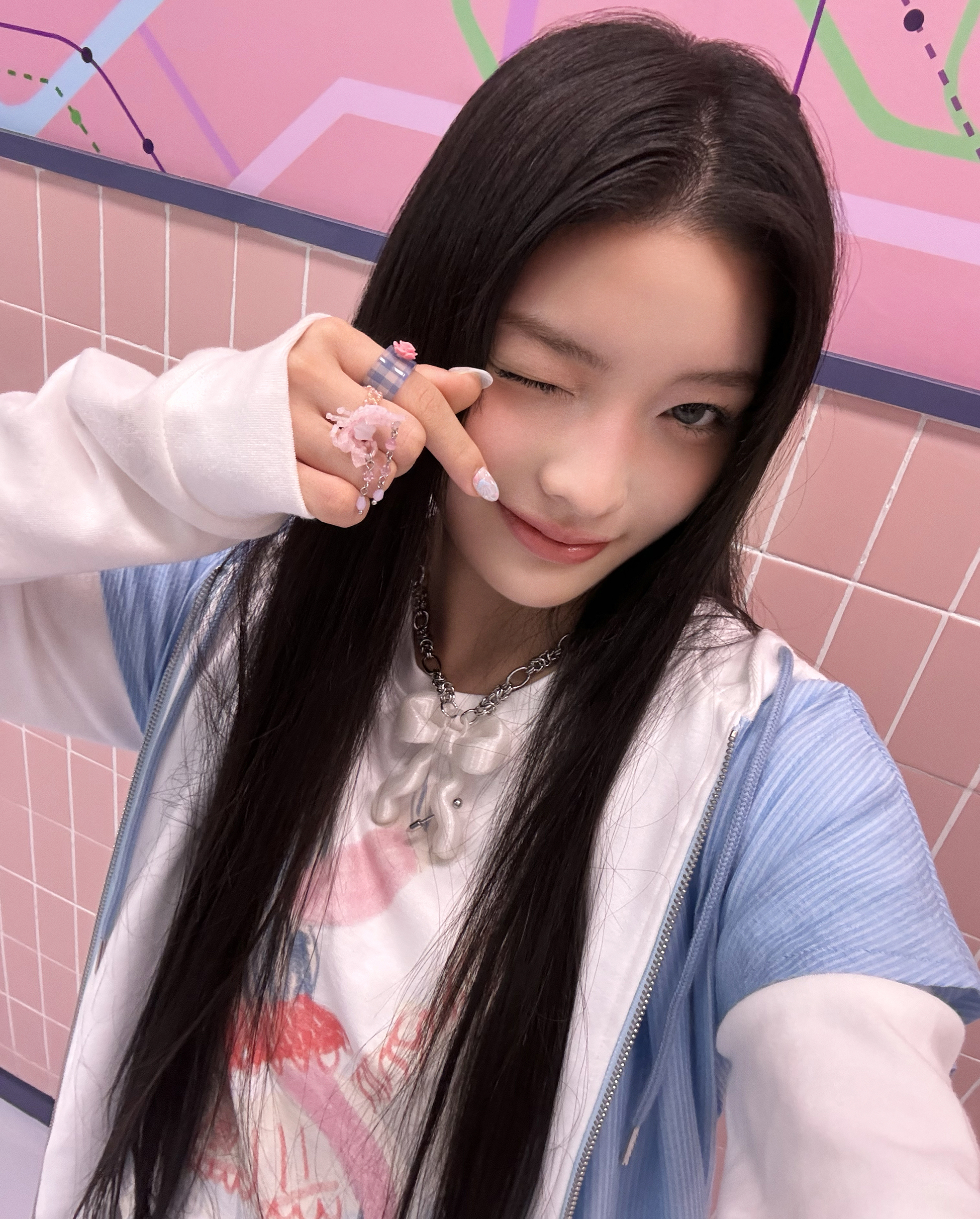 Behind-the-scenes cut of Iroha (ILLIT)